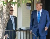 El expresidente estadounidense Donald J. Trump sale del Capitol Hill