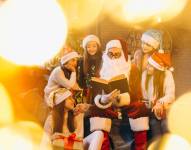 Niños con Papá Noel en la Novena.