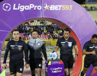 El árbitro Álex Cajas y su equipo recibieron la calificación por sus decisiones en el partido de Barcelona SC vs Cumbayá por la Liga Pro.