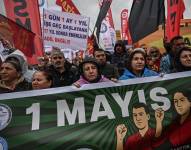 Manifestantes gritaron consignas durante una manifestación del Primero de Mayo (Día del Trabajo), en conmemoración del Día Internacional de los Trabajadores, en el distrito de Kadikoy, Estambul, el 1 de mayo de 2025.