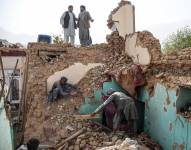 Sobrevivientes tras el terremoto en Afganistán.