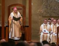 Imagen de archivo del arzobispo de Los Ángeles, José H. Gómez (izquierda), y otros religiosos.