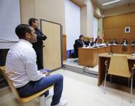 El futbolista brasileño Dani Alves se ve sentado durante su juicio en Barcelona, España