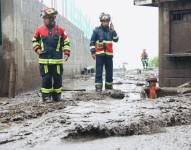 Bomberos revisan los daños por el aluvión en La Gasca