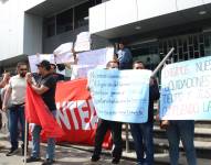Extrabajadores de Petroecuador demandan el pago de sus liquidaciones en los exteriores de la institución en Quito.