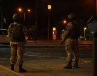 Miembros de las Fuerzas Armadas custodiando las gasolineras en Durán, en jornada de apagones.