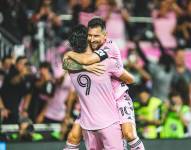 Leonardo Campana y Lionel Messi, celebrando el 4-0 final.