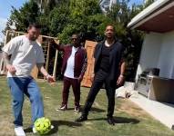 Momento exacto en la que Messi aparece sobre Lawrence y Smith.