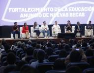 Presidente Noboa y autoridades educativas durante la charla.
