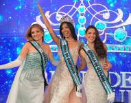 Milena Bastidas (i), Jennifer Tutiven (c) y María José Silva (d); virreina, reina y Estrella de Octubre 2024.