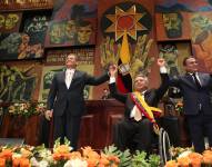 24 de mayo de 2017. José Serrano (der.) en la ceremonia de posesión de Lenín Moreno, junto a Rafael Correa.