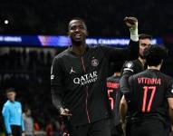 El defensa del París Saint-Germain, Willian Pacho, celebra su gol contra el Tottenham por la Champions League