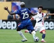 Vitinha y Moisés Caicedo disputan el balón en la final del Mundial de Clubes