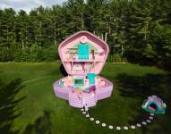 Fotografía cedida por Airbnb de la casa de la icónica muñeca Polly Pocket en tamaño real en EE.UU.