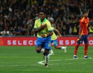 Endrick celebra su gol con Brasil ante España en el Santiago Bernabeu en Madrid.