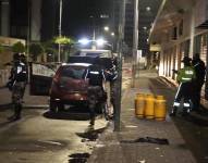 Quito, jueves 6 de noviembre del 2025PolicÃ­a Nacional desactivÃ³ un vehÃ­culo cargado con bombonas de gas, que debÃ­a supuestamente explotar en la calle Jorge Drone, posterior al Complejo Judicial Norte. Fotos: API /Rolando EnrÃ­quez