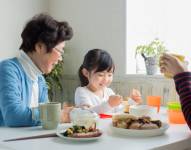 Familia disfrutando de la cena