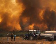 Vecinos observan el incendio forestal en Alvite, Viseu, Portugal