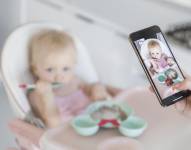 Close-up madre tomando foto del bebé