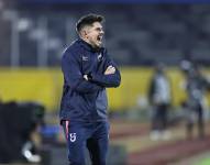 El entrenador de Universidad Católica, Diego Martínez, reacciona en un partido de la Copa Sudamericana entre Universidad Católica y Defensa y Justicia en el estadio Olímpico Atahualpa en Quito (Ecuador).