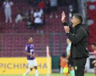 El entrenador del Deportivo Cuenca, Norberto Araujo, en el partido ante Liga de Quito por la fecha 21 de la LigaPro