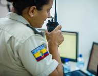 En la imagen se observa a una agente de policía, durante la jornada de incidentes violentos del 9 de enero del 2024. Foto: Segura EP.