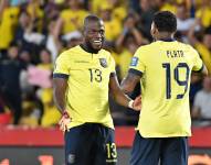 Enner Valencia celebra su gol con Gonzalo Plata en el partido entre Ecuador y Bolivia por Eliminatorias