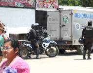 Imagen de un carro de Medicina Legal por el asesinato de Socio Vivienda 1, Guayaquil.