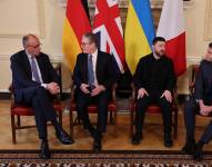 FOTODELDÍA Londres (Reino Unido), 08/12/2025.- (De izq. a der.) El canciller alemán, Friedrich Merz; el primer ministro británico, Keir Starmer; el presidente ucraniano, Volodímir Zelenski; y el presidente francés, Emmanuel Macron, se reúnen antes de una reunión en el número 10 de Downing Street, Londres, Reino Unido.