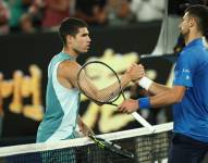 Carlos Alcaraz y Novak Djokovic en un enfrentamiento.