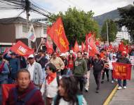 Fotografía de la marcha de la UNE, en el norte de Quito.