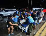 Decenas de heridos fueron trasladados a casas de salud tras el terremoto.