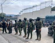 Policías y militares en los exteriores de la Cárcel de Esmeraldas, el 25 de septiembre.