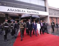 Henry Kronfle, Daniel Noboa y Viviana Veloz en el relevo de guardia en la Asamblea Nacional.