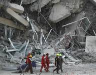 Los trabajadores de rescate caminan entre los escombros de un sitio de construcción después de que un edificio se derrumbara en Bangkok el 28 de marzo de 2025,.