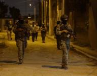 Operativos militares se realizan para controlar el cumplimiento del toque de queda.