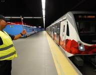 Un tren del Metro de Quito llegando a la estación.