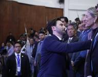 Niels Olsen, presidente de la Asamblea, saluda con Anabella Azín, madre del presidente Daniel Noboa.