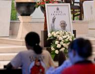 Un retrato del papa Francisco se ve expuesto en el altar de la Iglesia Católica de San Francisco Javier en Kuta, en la isla turística de Bali, Indonesia, el 22 de abril de 2025.