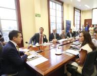 Foto de la reunión entre Daniel Noboa, Roberto Luque y Marcela Aguiñaga.