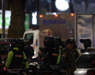 Policías permanecían en los exteriores de la Clínica de la Mujer, el día del atentado.