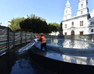 Este lunes 12 de mayo, la pileta ya se encontraba cercada y los trabajadores iniciaban las labores.
