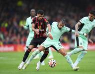 Jugadores de ambos clubes disputando el balón.