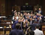 Asambleístas del oficialismo después de que se aprobara la Ley de Turismo.