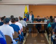 Este domingo 14 de septiembre se reunieron en Quito decenas de transportistas con el director de la Agencia Nacional de Tránsito.