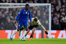 Moisés Caicedo, volante del Chelsea, en el partido ante el FC Barcelona por la quinta fecha de la fase inicial de la Champions League