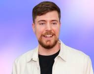MrBeast es un popular creador de contenido estadounidense conocido por sus extravagantes desafíos y generosos obsequios en sus videos de YouTube. Sus contenidos virales, que a menudo involucran grandes sumas de dinero, lo han convertido en uno de los youtubers más famosos y ricos del mundo.
