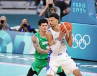 Victor Wembanyama ante un jugador brasileño.