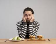Persona con trastorno alimentario tratando de comer sano.