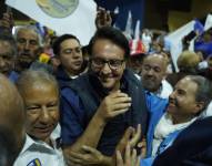 Fernando Villavicencio junto con simpatizantes, en evento político.